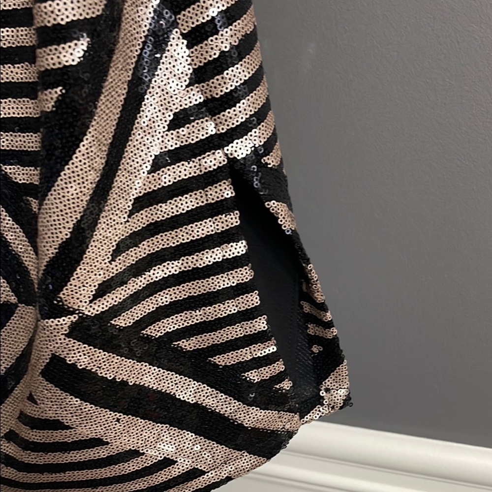 NWT, Krisa Sequin Geometric Black and Gold Top - Picture 5 of 6